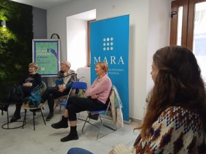 Na slici se vide četiri žene, roll-up s imenom Makarske razvojne agencije i ploča s imenom predavanja.